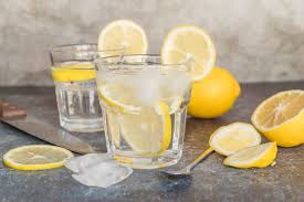 Agua con limón y bicarbonato: usos, preparación y beneficios