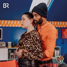 Dahoam - Naveen und Tina ganz nah… . Ist das ein Bild, an das wir uns gewöhnen sollten?🤔 . . . #dahoamisdahoam #did #br #brfernsehen #bayerischerrundfunk #filmdorflansing #didfamily #liebe #crush #verliebt . . . @markussubramaniam @anitaeichhorn ...