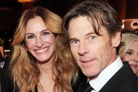 Julia Roberts, Danny Moder Have Rare Date Night at Golden Globes 2026