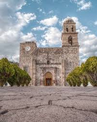 En #Temacapulín, Pueblo Mágico, encontramos la Basílica de Nuestra Señora  de los Remedios. Esta edificación data del siglo XVIII y es una joya  arquitectónica de estilo colonial, ¡tienes que visitarla! Recorre Jalisco