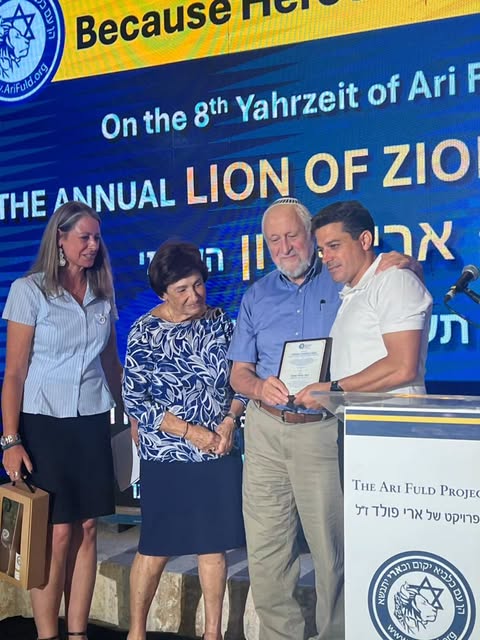 כבוד גדול עבורי לקבל אות הוקרה ממשפחתו של גיבור ישראל, ארי פולד הי״ד, על פועלי במאבק באנטישמיות ובהגנה על קהילות יהודיות ברחבי העולם.

שמ…