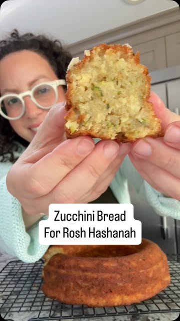 Rosh Hashanah baking is officially underway! 🍎🍯 If honey cake has never been your favorite, let me introduce you to the zucchini bread…