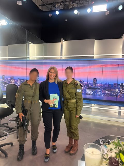 ‏היום בשעה ⁦‪17:00  בערוץ 12, שולחן החג של קשת ואברי גלעד מארח שתי מ״פיות קרביות ואותי עם הספר החדש שלי ׳מלחמה משלהן׳. שתיהן מרואיינות בס…