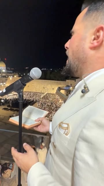 ⁨	⁨	⁨	⁨	⁨	⁨	מאות אלפי קולות. לב אחד. תפילה אחת.
לשיר ״שערי שמיים״ יחד עם עם ישראל כאשר טילים עפים מעל הראש בכותל רגע שאי אפשר להסביר במיל…