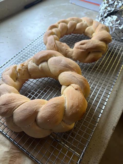 Here’s the result of yesterday’s live! Homemade challah. 

Recipe from Shabbat: Recipes and Rituals from My Table to Yours by @adeenasuss…