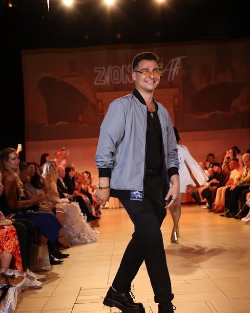 Walking into the Jewish New Year like… 

🕴️@zionist_af_shop 📸 @scottgoldbergphoto2