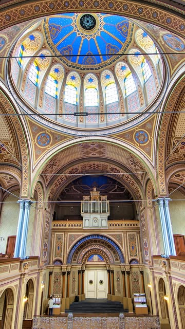 The spectacular Zion Neolog Synagogue in Oradea, Romania 🇷🇴

Built in 1878 in the Neo-Moorish style, the Zion Synagogue is an architect…
